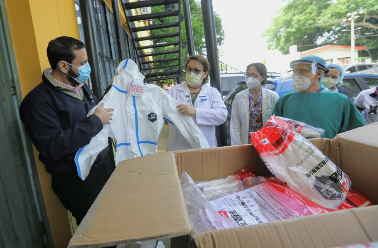 salud-entrega-trajes-de-bioseguridad-al-personal-del-hospital-de-chalatenango